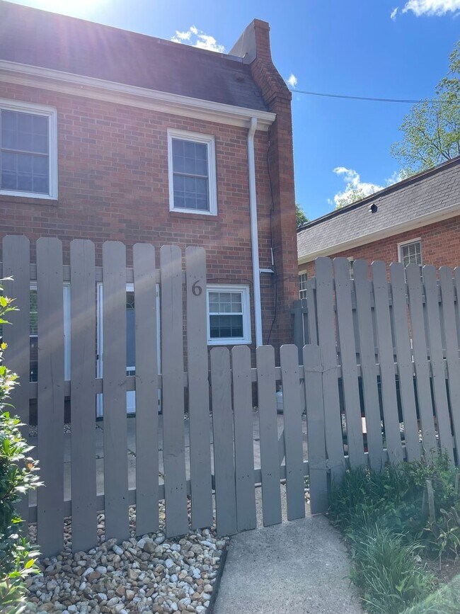 Building Photo - Williamsburg Townhome Available for Rent