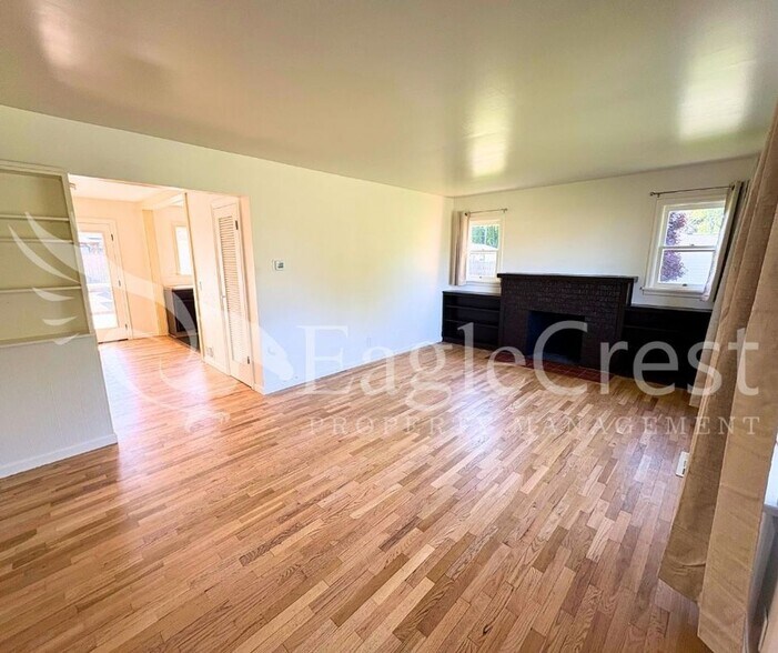 Building Photo - Charming 2 Bed, 2 Bath Home with Updated Kitchen & Outdoor Living Space