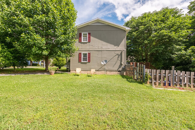 Building Photo - Walkable Carrboro Living — 3BR Home with L...