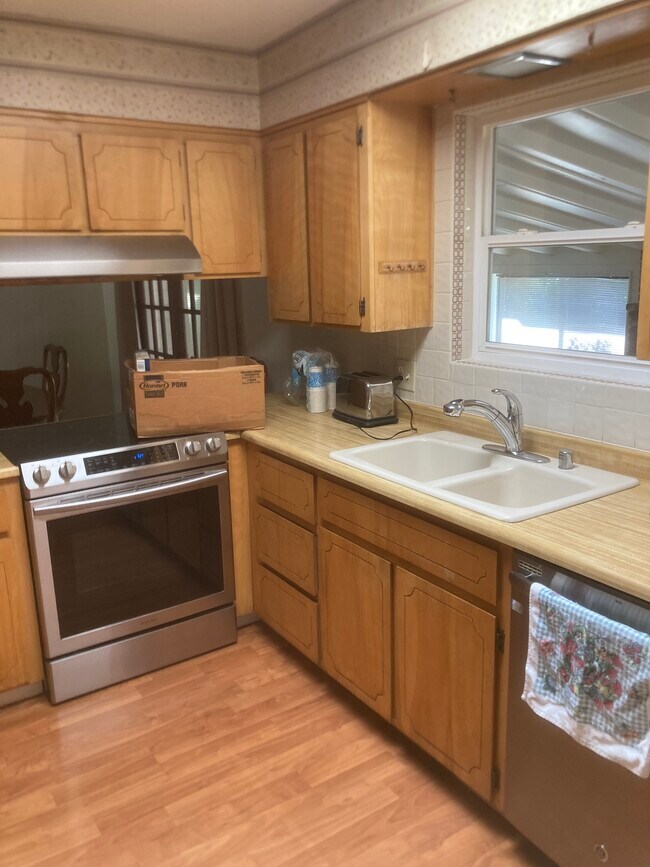 Building Photo - 960 Arrowhead Dr