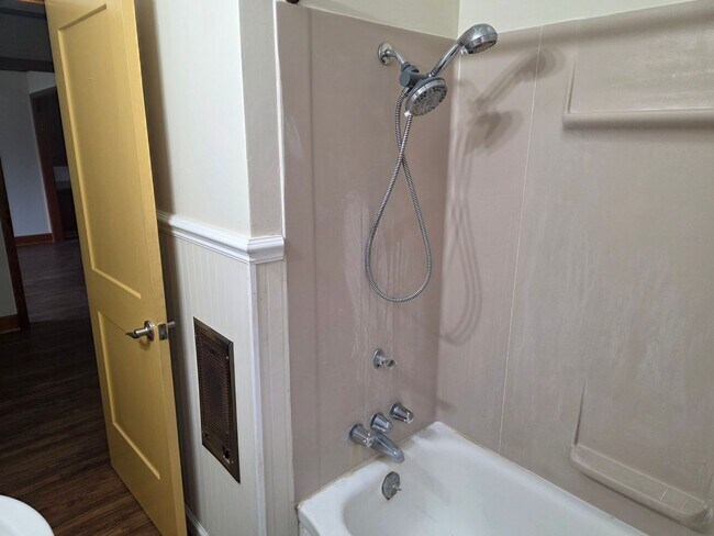Building Photo - 3 Bedroom, 2 Bath home on a large lot with...