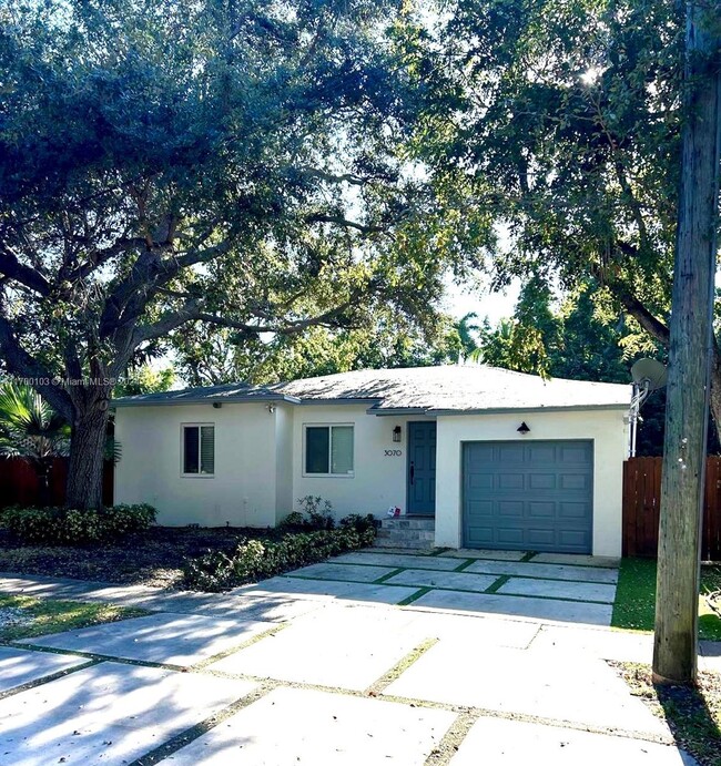 Primary Photo - 3070 Calusa St