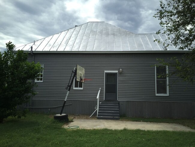 Building Photo - Prime Location, Endless Potential 3BR/1BA Haven