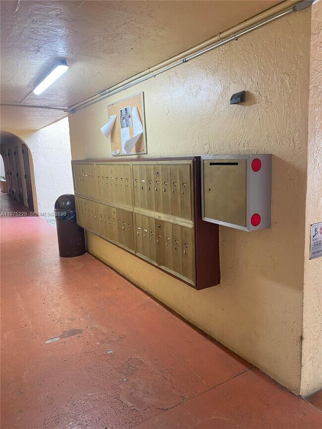 Building Photo - 8830 SW 123rd Ct