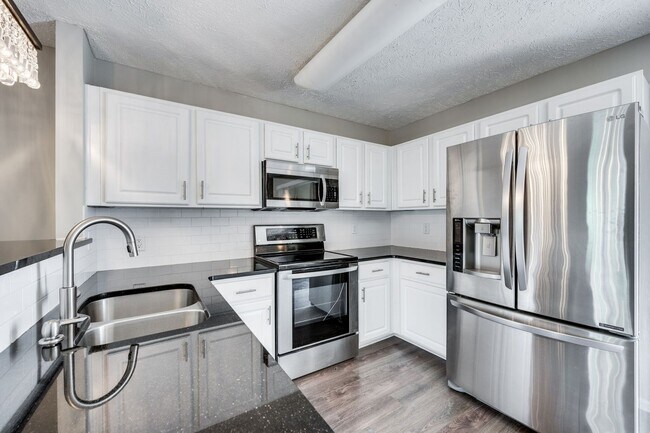 Building Photo - Renovated Townhome in Convenient Nashville Location