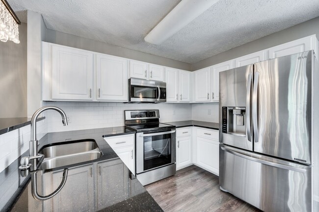Building Photo - Renovated Townhome in Convenient Nashville...