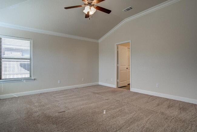 Building Photo - Immaculate newer 4/3/2 1/2 block from Quin...