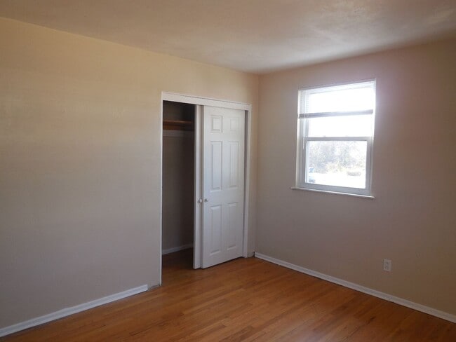 Building Photo - Two Bedroom Home with Large Yard and Updat...