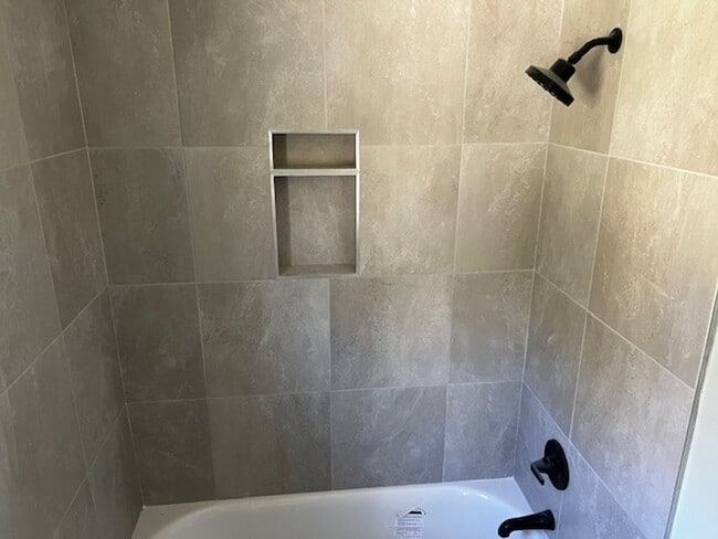 Building Photo - 3/2 Large Backyard, NEWLY renovated Kitchen & Baths