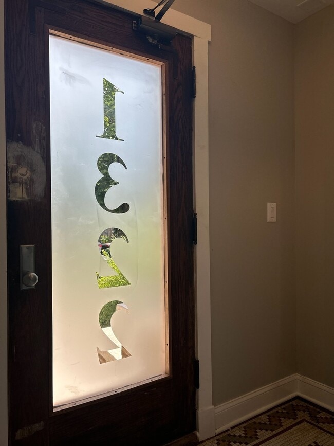 Building Photo - 1322 W Ardmore Ave