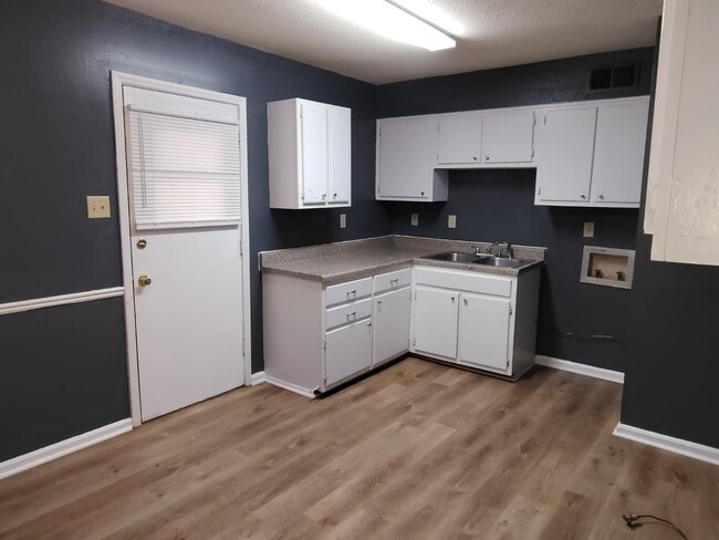 Building Photo - 587 Hillbrook Dr