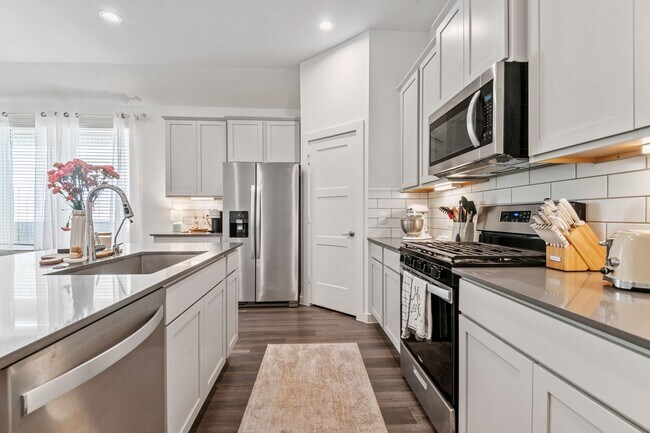 Building Photo - 560 Newcomb Holw Dr