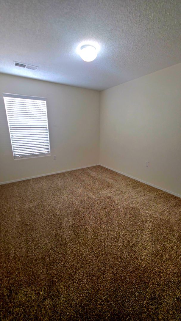 Building Photo - 3 bedroom 2.5 bathroom Townhome
