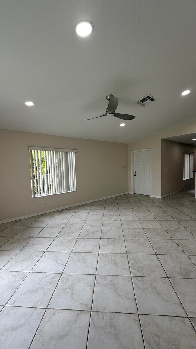 Building Photo - 2131 Newport Isles Blvd