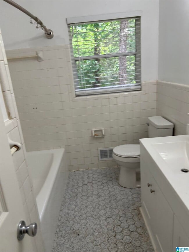 Building Photo - 531 Tinker St