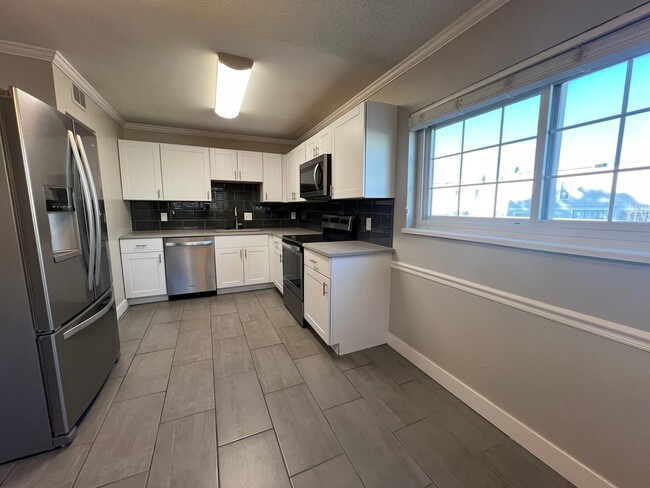 Building Photo - 3 Bedroom 2 Bathroom Condo Near Leetsdale ...