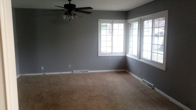 Building Photo - 3BR rancher with appliances and garage. Pr...