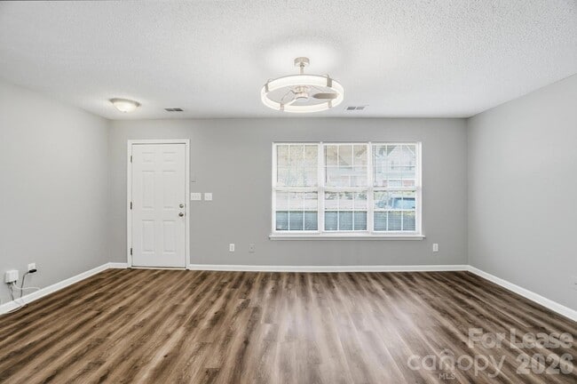 Building Photo - 1760 Forest Side Ln