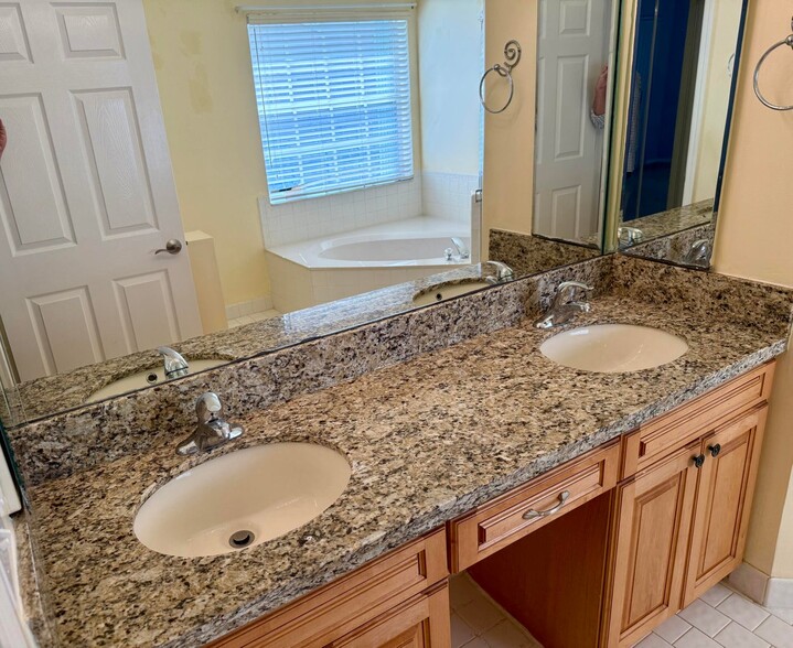 Building Photo - 1069 Sweet Briar Pl