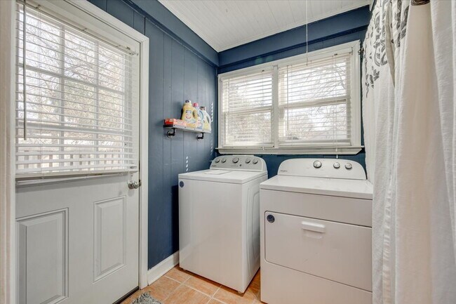 Building Photo - Fully furnished with all essentials