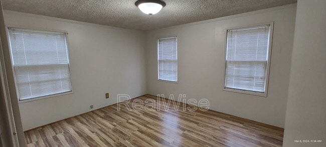 Building Photo - 355 W Selmar Ct