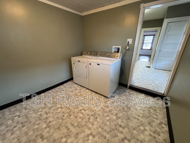 Building Photo - 5956 E Beechwood Ave