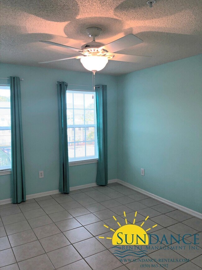 Building Photo - Convenient Destin Living with Community Am...