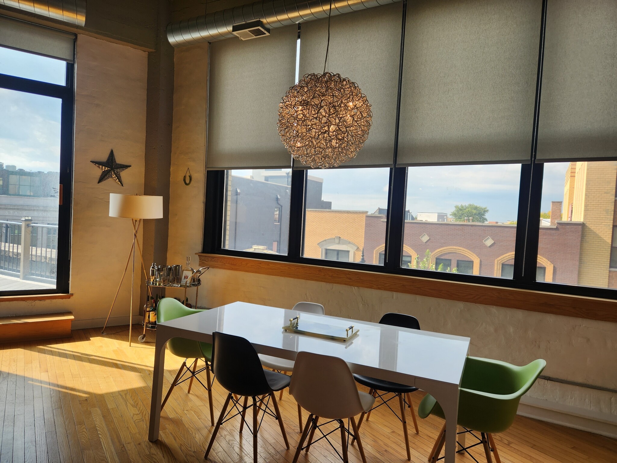 Open concept living area - 1601 W School St