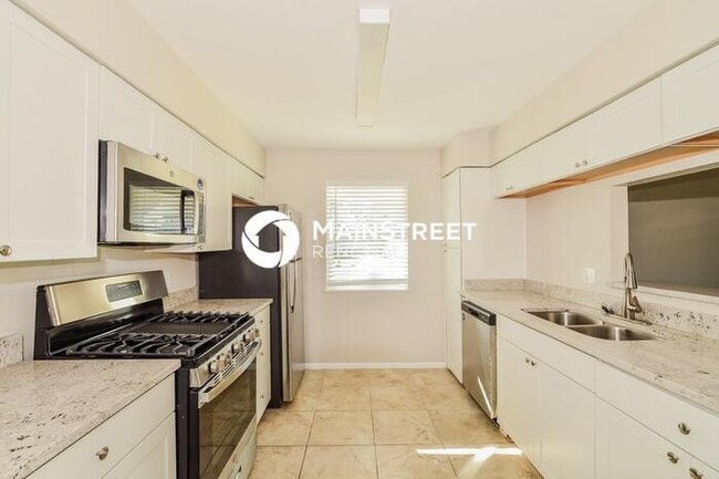 Building Photo - 3 Bedroom Pet-Friendly Home in Apopka, FL with Main Street Renewal