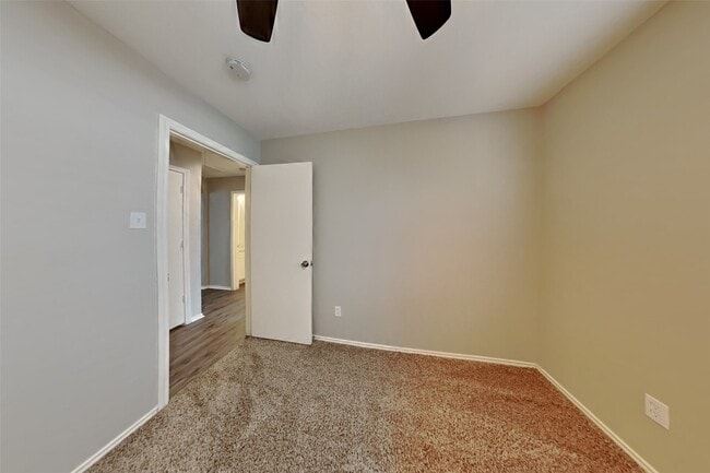 Building Photo - 2039 Greencrest Dr