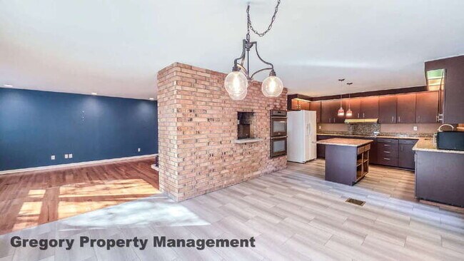 Building Photo - 10803 NE 111th Pl