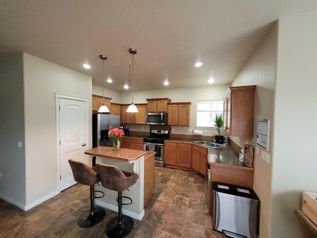 Building Photo - Dog Friendly Home in Boise!