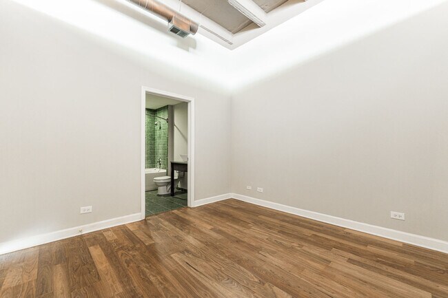 Building Photo - 4131 W Belmont Ave