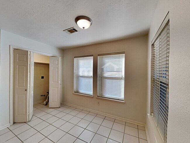 Building Photo - 31442 Camden Village Dr
