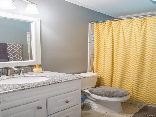 Building Photo - Adorable 3 bedroom/1 Bath in Forest Hills!