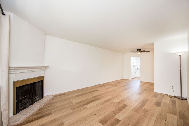 Building Photo - Remodeled Townhome