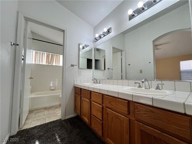 Building Photo - 1605 Los Alamos Dr