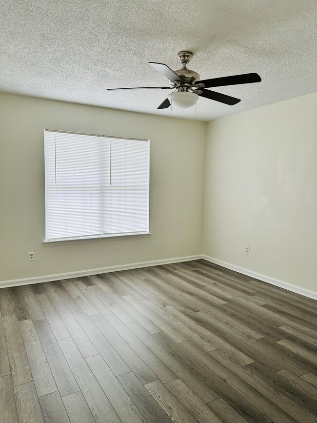 Building Photo - 2607 Bluff View Dr