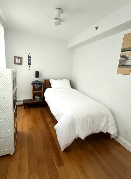 Single bed - 4 Stickney Ave