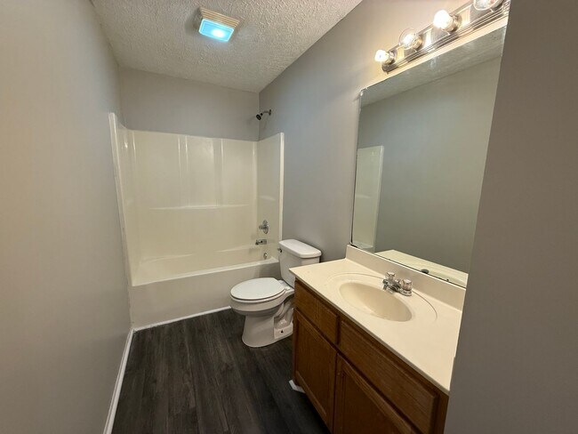 Building Photo - Cozy 2 Bedroom Garden Apartment