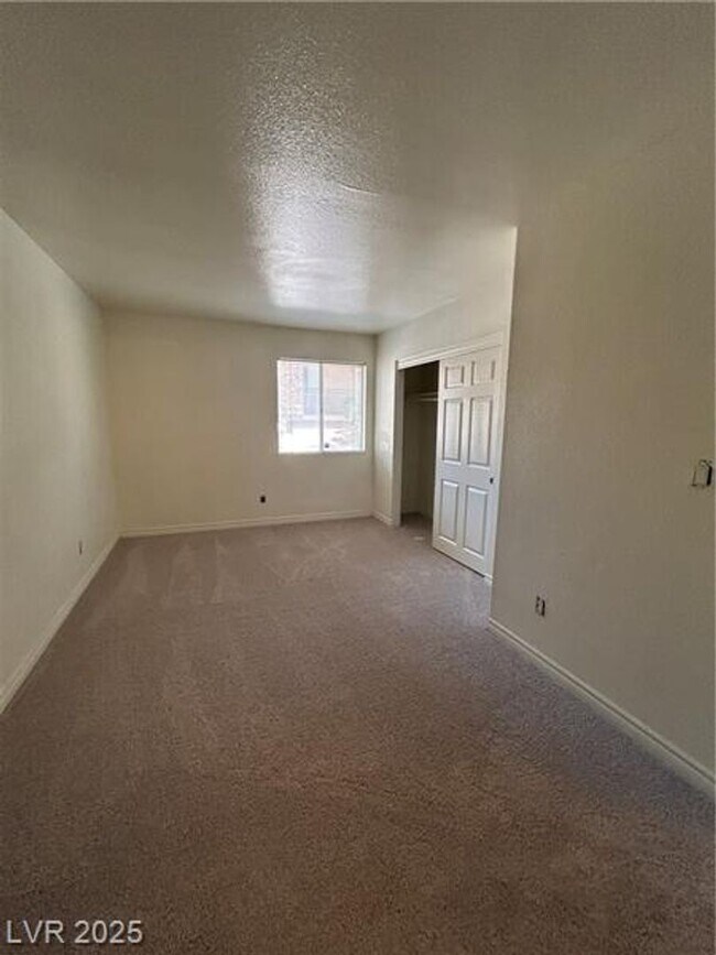 Building Photo - 2 Bedroom Condo in Guard Gated Community
