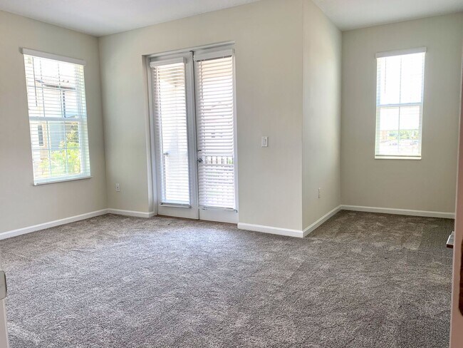 Building Photo - Incredible 5 Bedroom, 3 Bath Town home wit...