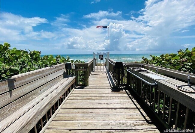 Building Photo - 10044 S Ocean Dr