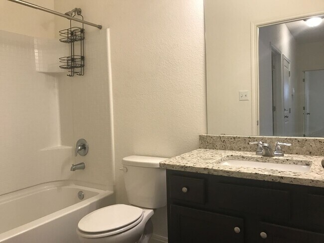 Building Photo - LIKE NEW 3/2 WITH SOLAR!