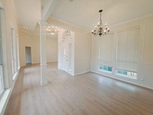 Building Photo - Beautiful 4/3/2 with Sparkling Pool!