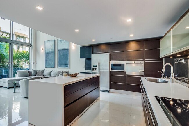 Building Photo - 6000 Collins Ave