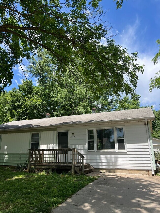 Building Photo - 3 bedroom/2 bath house close to KU with washer/dryer