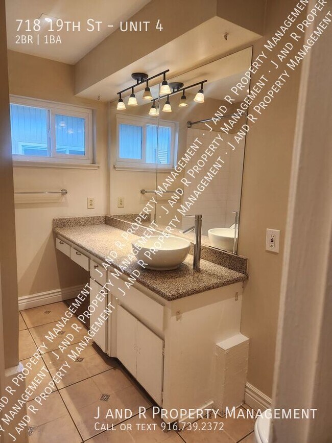 Building Photo - 718 19th St