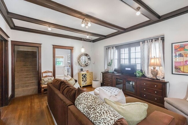 Building Photo - Fantastic West Plaza Bungalow