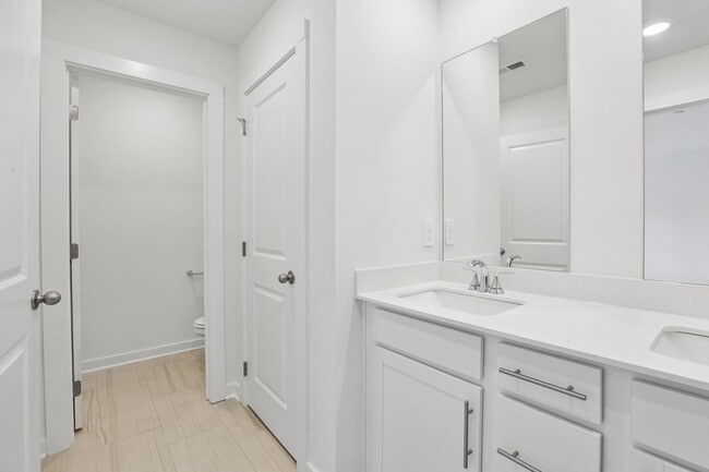 Building Photo - 7148 Cedarcrest Ct